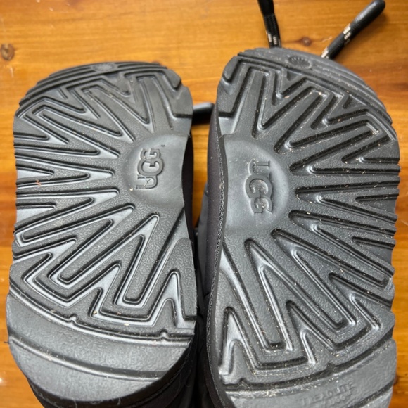 EUC Ugg Maxi Short Puffer Boot Kids 1 - Picture 2 of 6